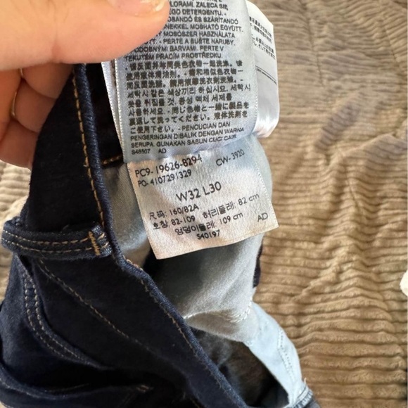 Dark blue women’s Levi’s - Picture 3 of 3